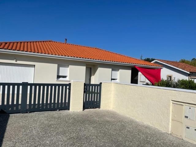 Maison MALOU 3 chambres, moins dd'un kilometre de toutes commodités, pistes cyclables devant l'entrée,a 10km de Bayonne, 6km Capbreton et 3,8km de la plage de Labenne Exterior foto