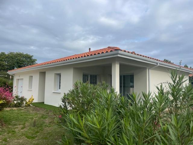 Maison MALOU 3 chambres, moins dd'un kilometre de toutes commodités, pistes cyclables devant l'entrée,a 10km de Bayonne, 6km Capbreton et 3,8km de la plage de Labenne Exterior foto
