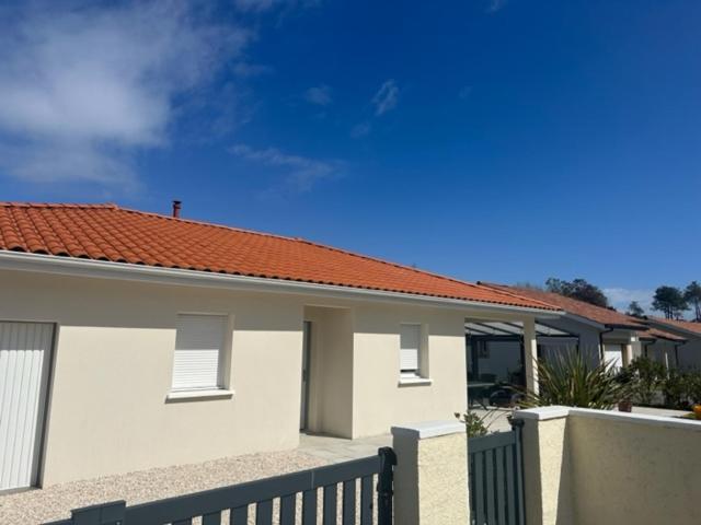 Maison MALOU 3 chambres, moins dd'un kilometre de toutes commodités, pistes cyclables devant l'entrée,a 10km de Bayonne, 6km Capbreton et 3,8km de la plage de Labenne Exterior foto
